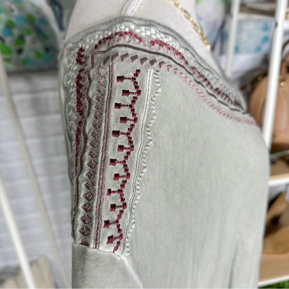 Vici POL Embroidered Tunic Top Size Medium - Picture 4 of 5
